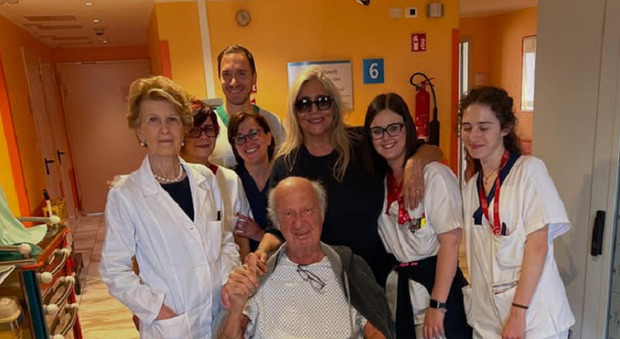 https://statics.cedscdn.it/photos/MED/2025/05/13/8833398_13134612_la_foto_di_mara_venier.jpg