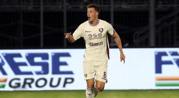Ajdin Hrustic festeggia il gol dell'1-0
