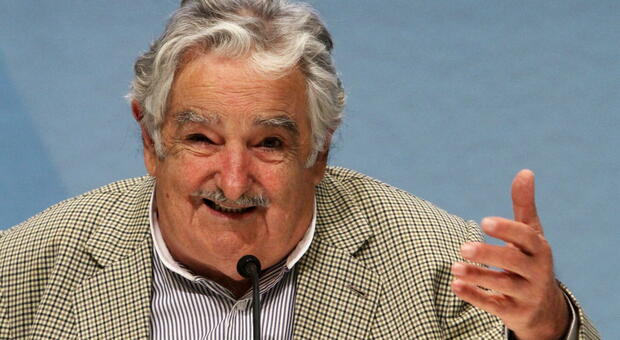 https://statics.cedscdn.it/photos/MED/2025/05/13/8833947_13214946_mujica_morto_uruguay.jpg