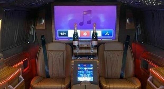https://statics.cedscdn.it/photos/MED/2025/05/14/8835294_14091433_droga_squillo_vip_bergamo_limousine_blitz_finanza_oggi_14_5_2025.jpg