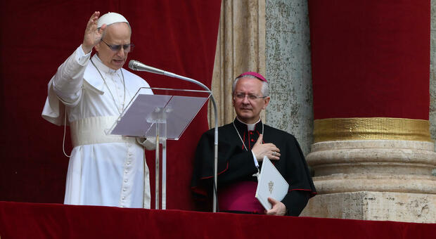 https://statics.cedscdn.it/photos/MED/2025/05/14/8835325_14094854_papa_leone_cardinale_filoni_scelta_nome_agostino_oggi_14_5_2025.jpg
