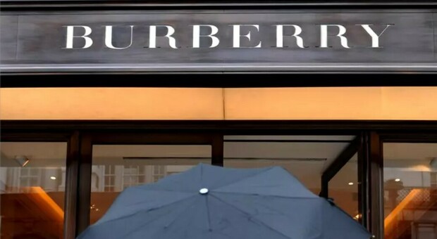 https://statics.cedscdn.it/photos/MED/2025/05/14/8835386_14105650_burberry_in_rosso_licenziamento_cosa_succede_oggi_14_5_2025.jpg