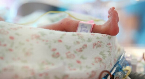 https://statics.cedscdn.it/photos/MED/2025/05/14/8835565_14132632_neonato_muore_cesareo_negato_roma_processo_oggi_14_5_2025.jpg
