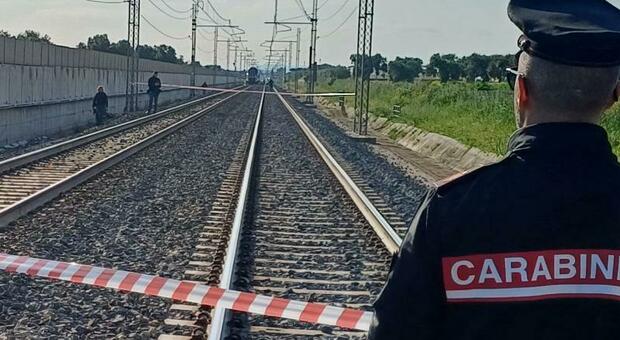 https://statics.cedscdn.it/photos/MED/2025/05/14/8835807_14125218_incidente_investimento_tragedia_binari_ferrovia_puglia_bari_trani_morto_circolazione_sospesa_cosa_sappiamo.jpg