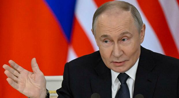 https://statics.cedscdn.it/photos/MED/2025/05/15/8837482_15071404_putin_zelensky_incontro_istanbul_tregua_ucraina_trump.jpg