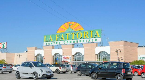 Furti nelle auto al centro commerciale La Fattoria: 3 persone denunciate