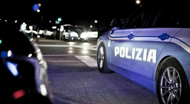 https://statics.cedscdn.it/photos/MED/2025/05/15/8837646_15104643_polizia_notte.jpg
