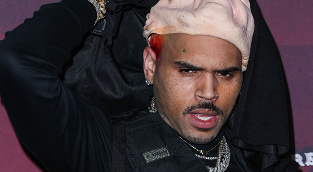 https://statics.cedscdn.it/photos/MED/2025/05/15/8837956_15165126_chris_brown_arrestato_spaccato_bottiglia_tequila_testa_produttore_rihanna_stupro_oggi_15_5_2025.jpg