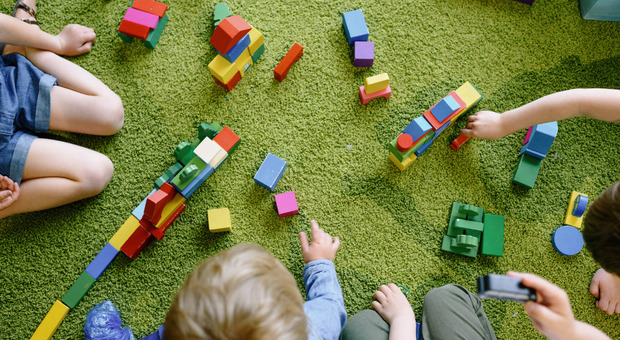 https://statics.cedscdn.it/photos/MED/2025/05/15/8838143_15191256_bambini_picchiati_asilo_educatrici_arrestate_dubbi_genitori_video_telecamere.jpg