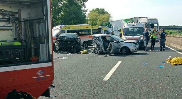 https://statics.cedscdn.it/photos/MED/2025/05/15/8838272_15210534_incidenti_a1_morti_feriti_gravi_oggi_15_5_2025.jpg