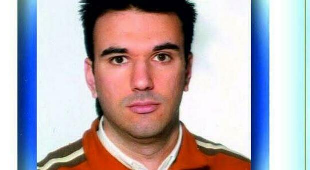 https://statics.cedscdn.it/photos/MED/2025/05/15/8838335_15215631_mirco_tonin_morto_malattia_43_anni_este.jpg