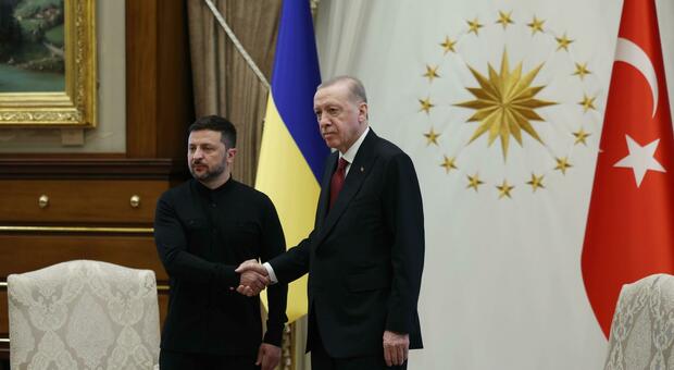 https://statics.cedscdn.it/photos/MED/2025/05/16/8839579_16061138_zelensky.jpg