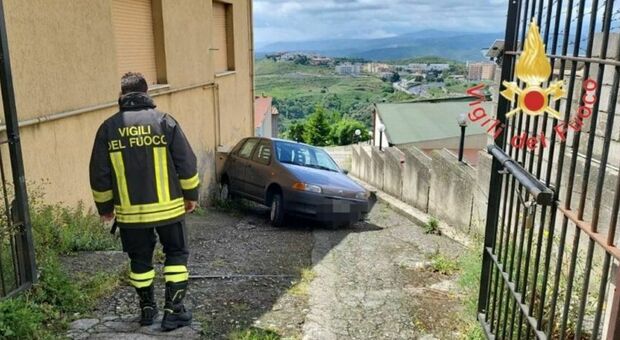 https://statics.cedscdn.it/photos/MED/2025/05/16/8840026_16141456_parcheggia_salita_muore_travolto_auto_catanzaro_oggi_16_5_2025.jpg