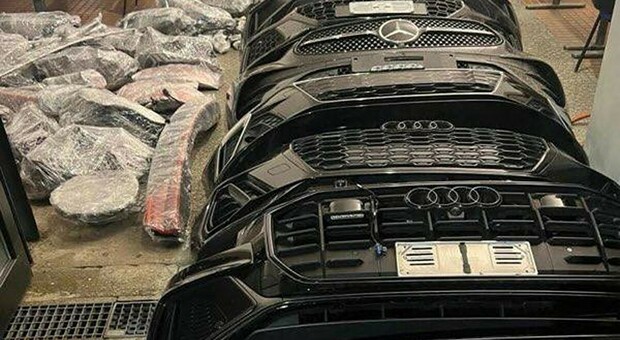 https://statics.cedscdn.it/photos/MED/2025/05/16/8840120_16154838_furti_auto_lusso_pilota_supercar_lituania_carcere_ricambi_madre_cittadella_padova.v1.jpg