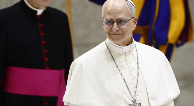 https://statics.cedscdn.it/photos/MED/2025/05/16/8840350_16183054_papa_leone.jpg