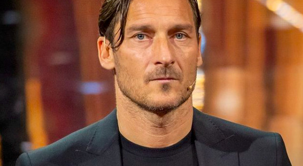 https://statics.cedscdn.it/photos/MED/2025/05/16/8840611_16235821_5988812_1649_francesco_totti_ricordo_addio_roma_giorno_che_non_dimentichero.jpg