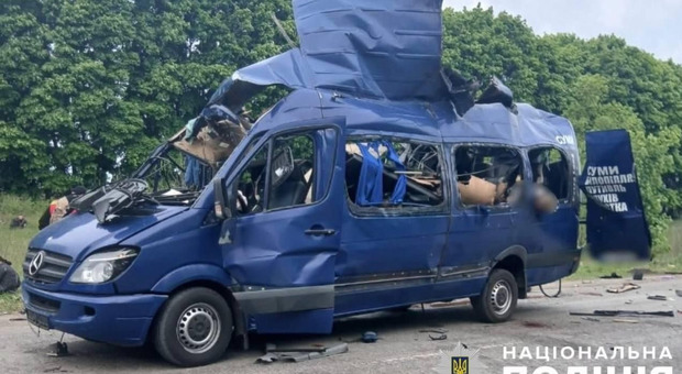 https://statics.cedscdn.it/photos/MED/2025/05/17/8841735_17072302_minibus.jpg