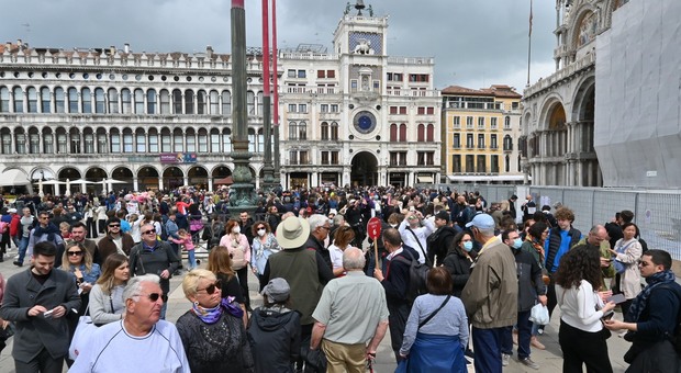 Manifestazioni anti turisti, il prefetto Pellos: «Sì alla protesta rispettosa, no alle pistole ad acqua»
