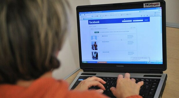 Offende e insulta su Facebook i carabinieri che gli avevano suonato per strada: scoperto, chiede scusa e cancella il post ma finisce denunciato