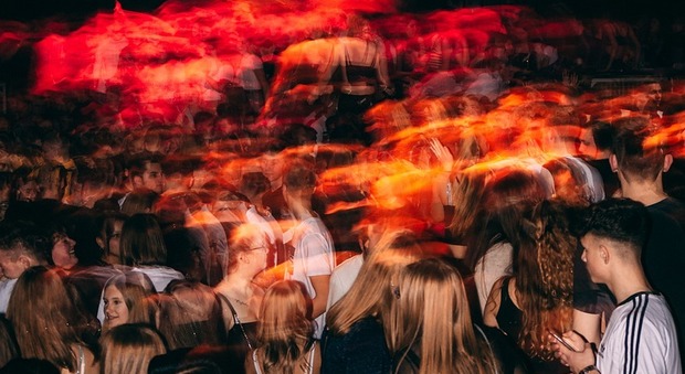 https://statics.cedscdn.it/photos/MED/2025/05/17/8842168_17154911_discoteca.jpg