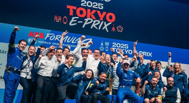 La felicità del team Maserati FE dopo la vittoria a Tokyo