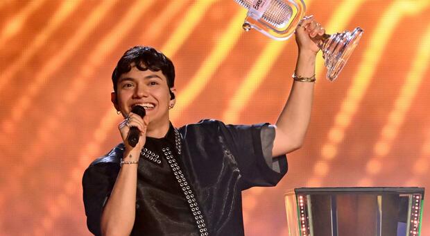 https://statics.cedscdn.it/photos/MED/2025/05/18/8842612_18011635_eurovision_chi_ha_vinto_lucio_corsi_gabry_ponte_tommy_cash_oggi_18_5_2025.jpg