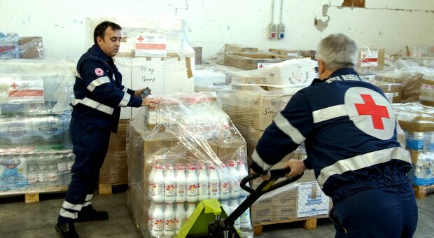 Volontario della Croce Rossa derubato mentre raccoglie viveri per le famiglie bisognose: «Il borsello lasciato nell'ambulanza è sparito»