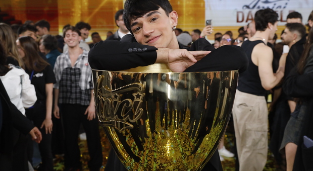 https://statics.cedscdn.it/photos/MED/2025/05/19/8845255_19081320_daniele_doria_vince_amici_chi_ballerino_oggi_19_5_2025.jpg