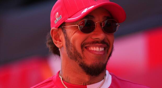 Lewis Hamilton sorridente ad Imola