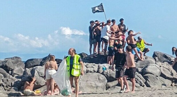 Napoli, i bagnanti puliscono la spiaggia delle Monache: l'iniziativa di “Mare libero”