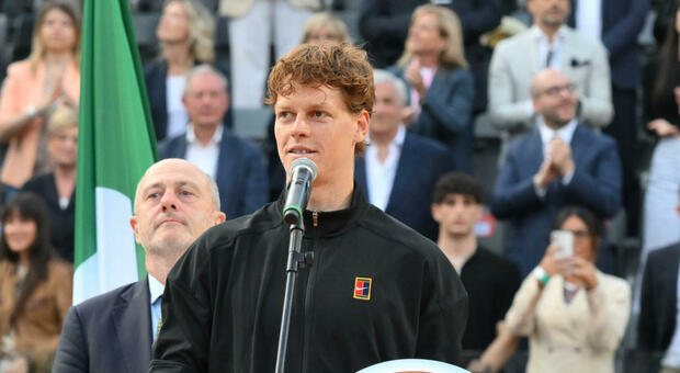 https://statics.cedscdn.it/photos/MED/2025/05/19/8845736_19161144_sinner_rompe_silenzio_dopo_sconfitta_alcaraz_spagna_sfotte_atp_oggi_19_5_2025.jpg