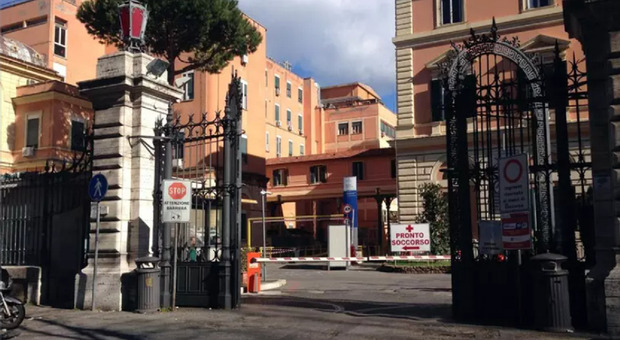 Roma, infermiere preso a schiaffi e sputi all'Umberto I. Non voleva attendere il proprio turno: arrestato un 24enne