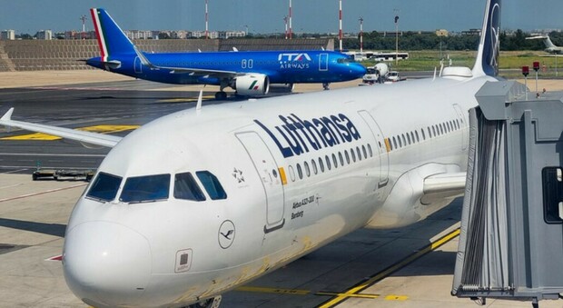 https://statics.cedscdn.it/photos/MED/2025/05/20/8847519_20103108_volo_lufthansa_senza_piloti_malore_cosa_e_successo_oggi_20_5_2025.jpg