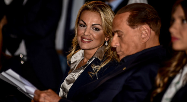 https://statics.cedscdn.it/photos/MED/2025/05/20/8847959_20165105_francesca_pascale_vita_privata_sesso_berlusconi_oggi.jpg