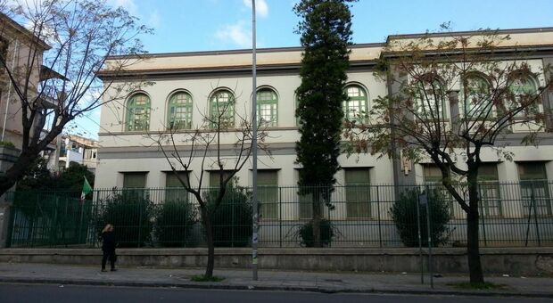 https://statics.cedscdn.it/photos/MED/2025/05/20/8847964_20170725_scuolaprospetto.jpg