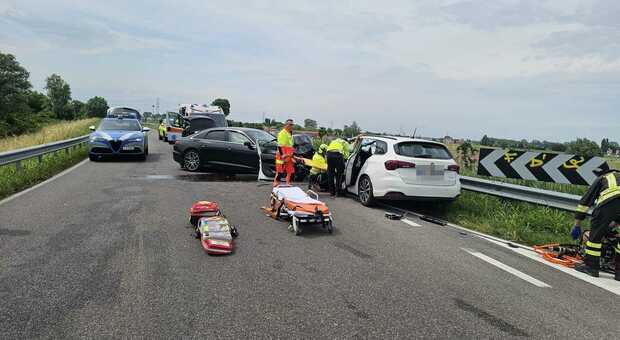 Incidente frontale tra due auto sull'argine: feriti i conducenti, grave un 48enne