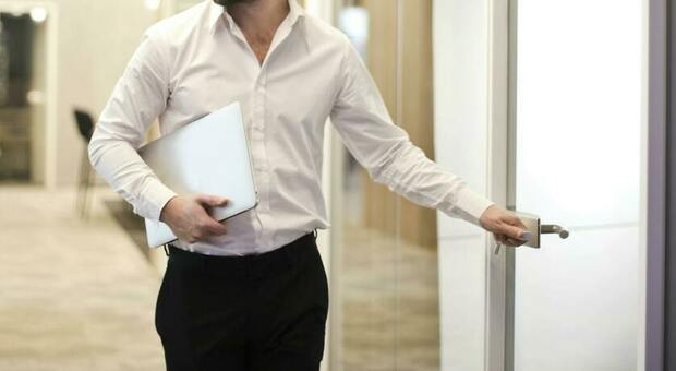 https://statics.cedscdn.it/photos/MED/2025/05/20/8848314_20220944_lavoro_licenziamento_dimissioni_lasciato_avviare_business_attacchi_panico_notti_insonne_salto_buio_oggi.jpg