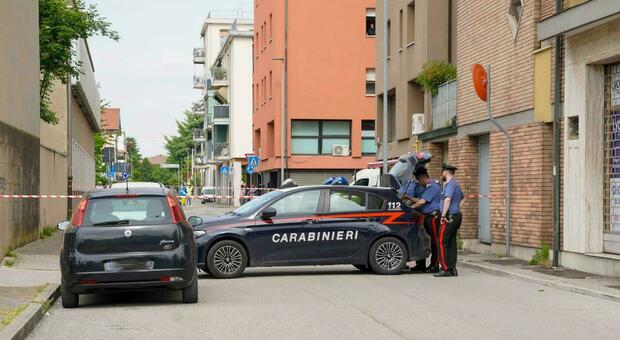 https://statics.cedscdn.it/photos/MED/2025/05/20/8848324_20221751_morto_precipita_balcone_settimo_piano_arcella.jpg