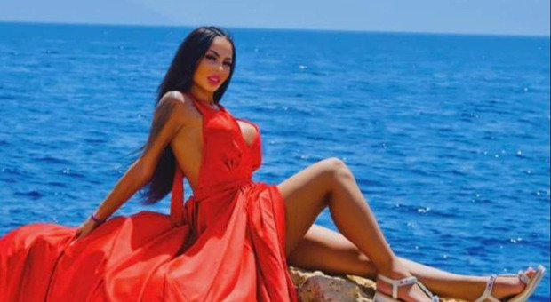 https://statics.cedscdn.it/photos/MED/2025/05/20/8848337_20223632_denisa_escort_scomparsa.jpg