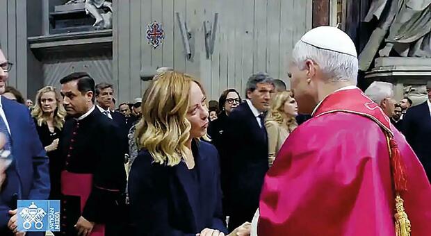 https://statics.cedscdn.it/photos/MED/2025/05/20/8848353_20231818_meloni_papa_prevost.jpg