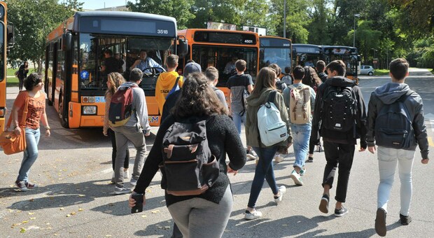 Ragazzina molestata da 2 adulti sul bus scolastico, una studentessa vede tutto e va a denunciare con la mamma. Il sindaco: «Chi ha visto ci dia una mano»