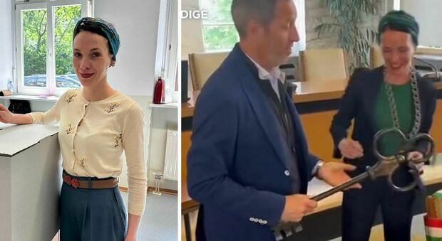 https://statics.cedscdn.it/photos/MED/2025/05/21/8849680_21095153_katharina_zeller_fascia_tricolore_tolta_video_scuse_merano_oggi_21_5_2025.jpg