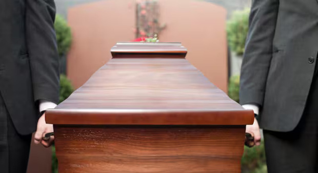 https://statics.cedscdn.it/photos/MED/2025/05/21/8849759_21110723_detenuto_funerale_nonna_permesso_fuga_oggi_21_5_2025.jpg