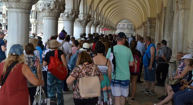 Bambine di 10 e 11 anni mandate a derubare i turisti a San Marco: le piccole borseggiatrici bosniache fermate e affidate a una struttura di accoglienza