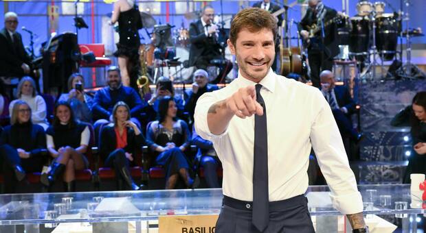 https://statics.cedscdn.it/photos/MED/2025/05/21/8850431_21200417_affari_tuoi_ludopatia_striscia_oggi_21_5_2025.jpg