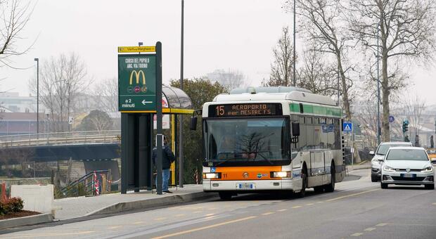 Inveisce contro il conducente del bus quando gli viene chiesto di esibire il biglietto, poi prende di mira i passeggeri. Arrestato