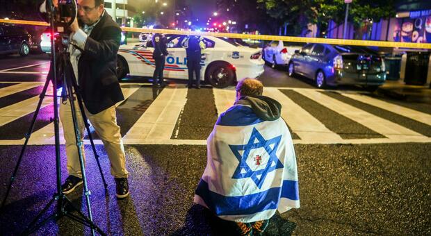 https://statics.cedscdn.it/photos/MED/2025/05/22/8851852_22073407_uccisi_dipendenti_ambasciata_israeliana_museo_ebraico_washington_antisemitismo_oggi_22_5_2025.jpg