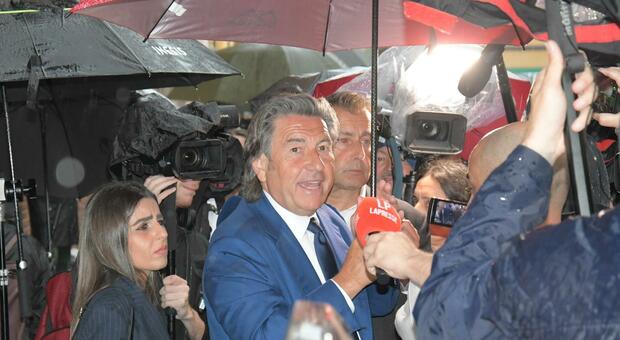 https://statics.cedscdn.it/photos/MED/2025/05/22/8851999_22100257_antonio_de_rensis_avvocato_chi_e_carriera_clienti_garlasco_alberto_stasi_oggi_22_5_2025.jpg