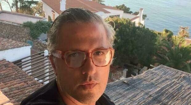 https://statics.cedscdn.it/photos/MED/2025/05/22/8852009_22100950_luca_canfora_morto_capri_chi_e_costumista_parthenope_oggi_22_5_2025.jpg