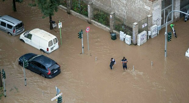 https://statics.cedscdn.it/photos/MED/2025/05/22/8852018_22102243_meteo_bomba_acqua.jpg